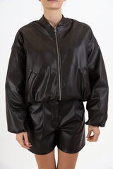 modella indossando Bomber SoftLeather in ecopelle imbottito colore