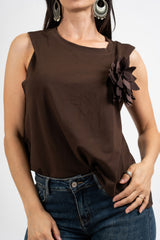 modella indossando T-shirt smanicata con fiore applicato e schiena cut-out colore