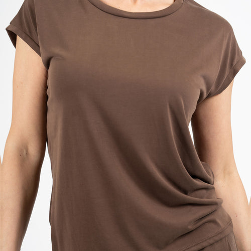 modella indossando Maglia morbida spalla scesa in viscosa elasticizzata coordinabile Made in Italy colore Marrone Unica