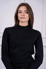 modella indossando Maglia Evania lupetto con fascia a coste colore Nero Unica
