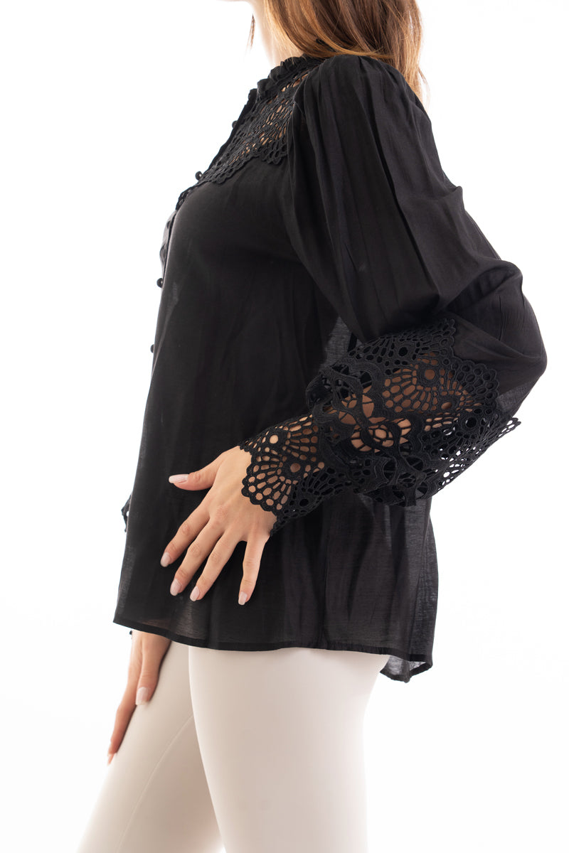 modella indossando Camicia ampia in viscosa con rouche al collo e macramé traforato colore