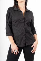 modella indossando Camicia avvitata in cotone elasticizzato nera colore Nero