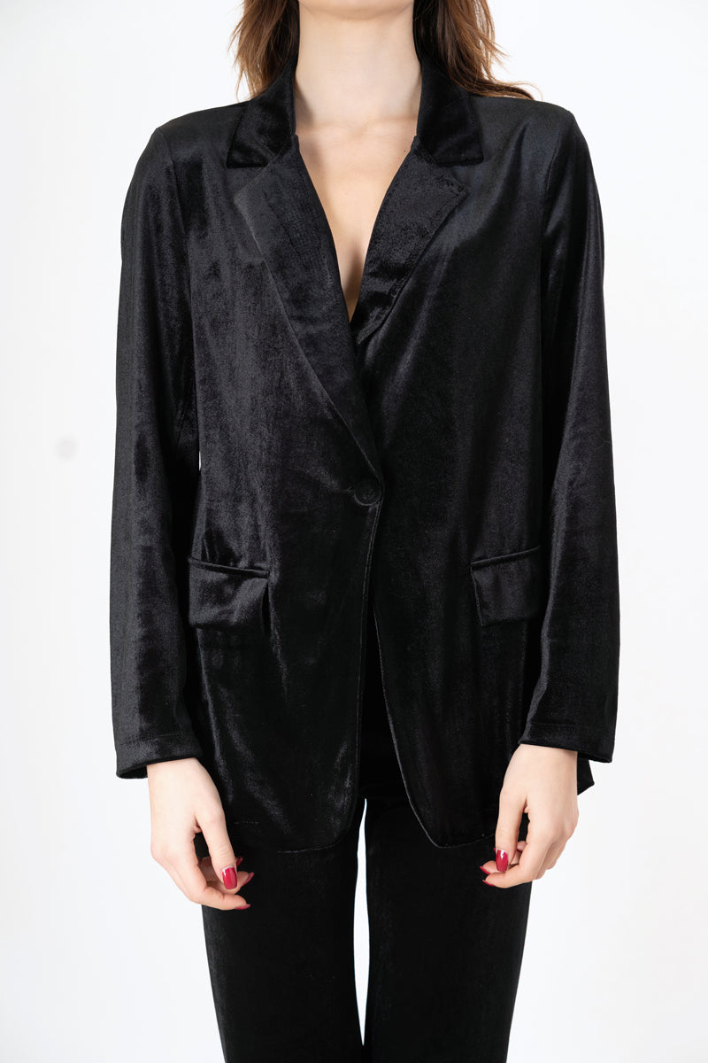 modella indossando Giacca in velluto liscio elasticizzato con bottone rivestito colore Nero Unica