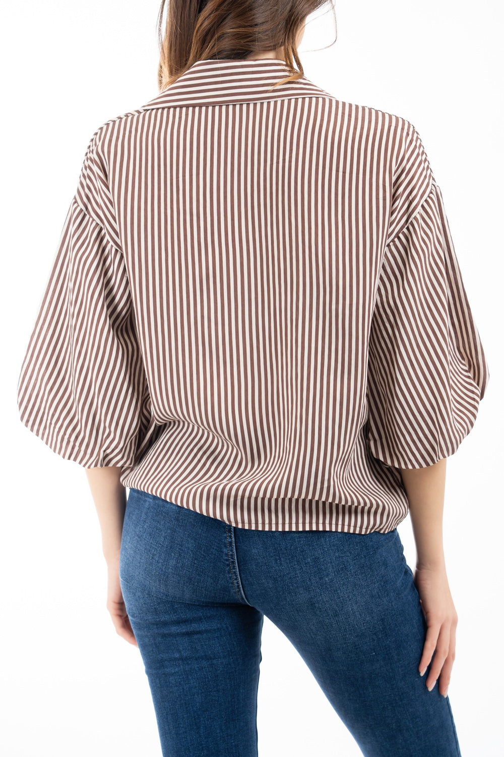 modella indossando Blusa rigata in viscosa con collo camicia e maniche palloncino doppiate colore