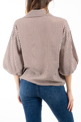 modella indossando Blusa rigata in viscosa con collo camicia e maniche palloncino doppiate colore