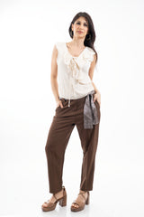 modella indossando Pantalone cropped in tela fluida marrone con cintura foulard colore