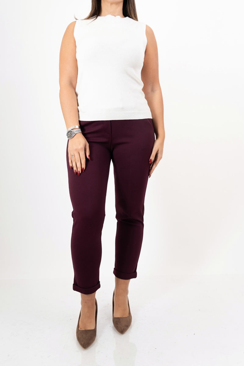 modella indossando Pantaloni Punto Milano Elegance – Prugna colore Prugna