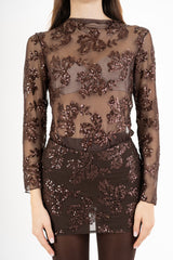 modella indossando Maglia in microrete con paillettes tono su tono colore Marrone Unica