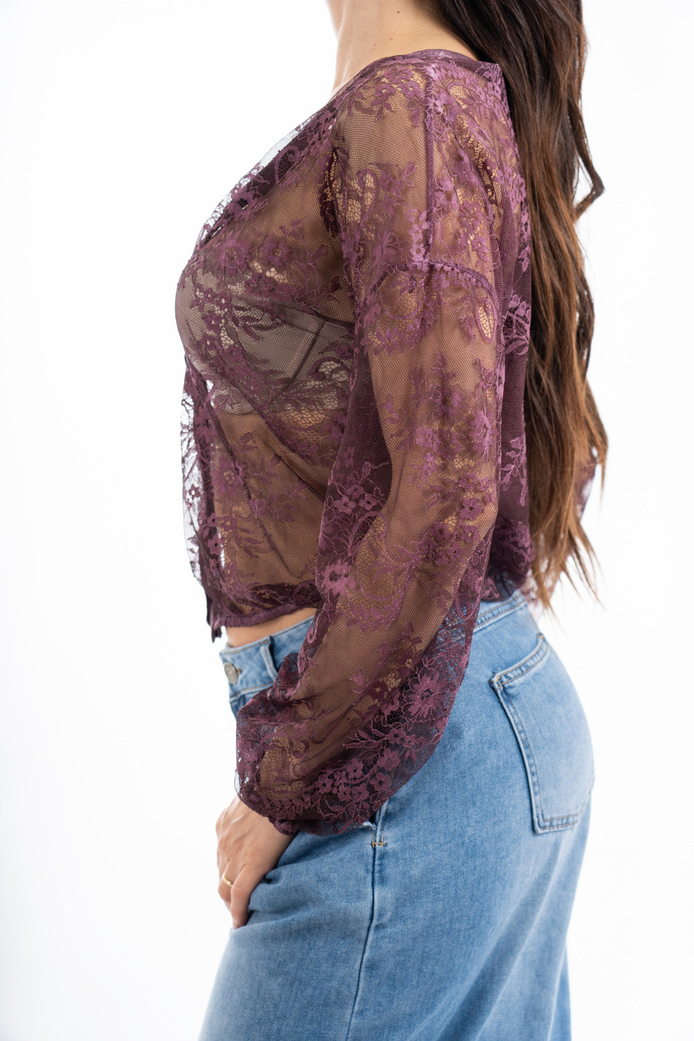 modella indossando Cardigan in pizzo floreale trasparente con scollo V colore