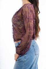 modella indossando Cardigan in pizzo floreale trasparente con scollo V colore
