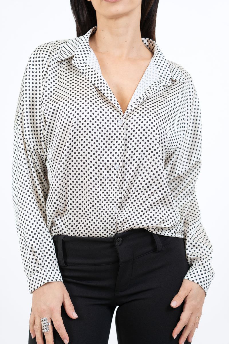 modella indossando Camicia in raso a pois con colletto classico e scollo a V colore PANNA Unica