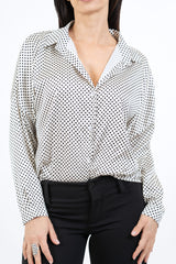 modella indossando Camicia in raso a pois con colletto classico e scollo a V colore PANNA Unica