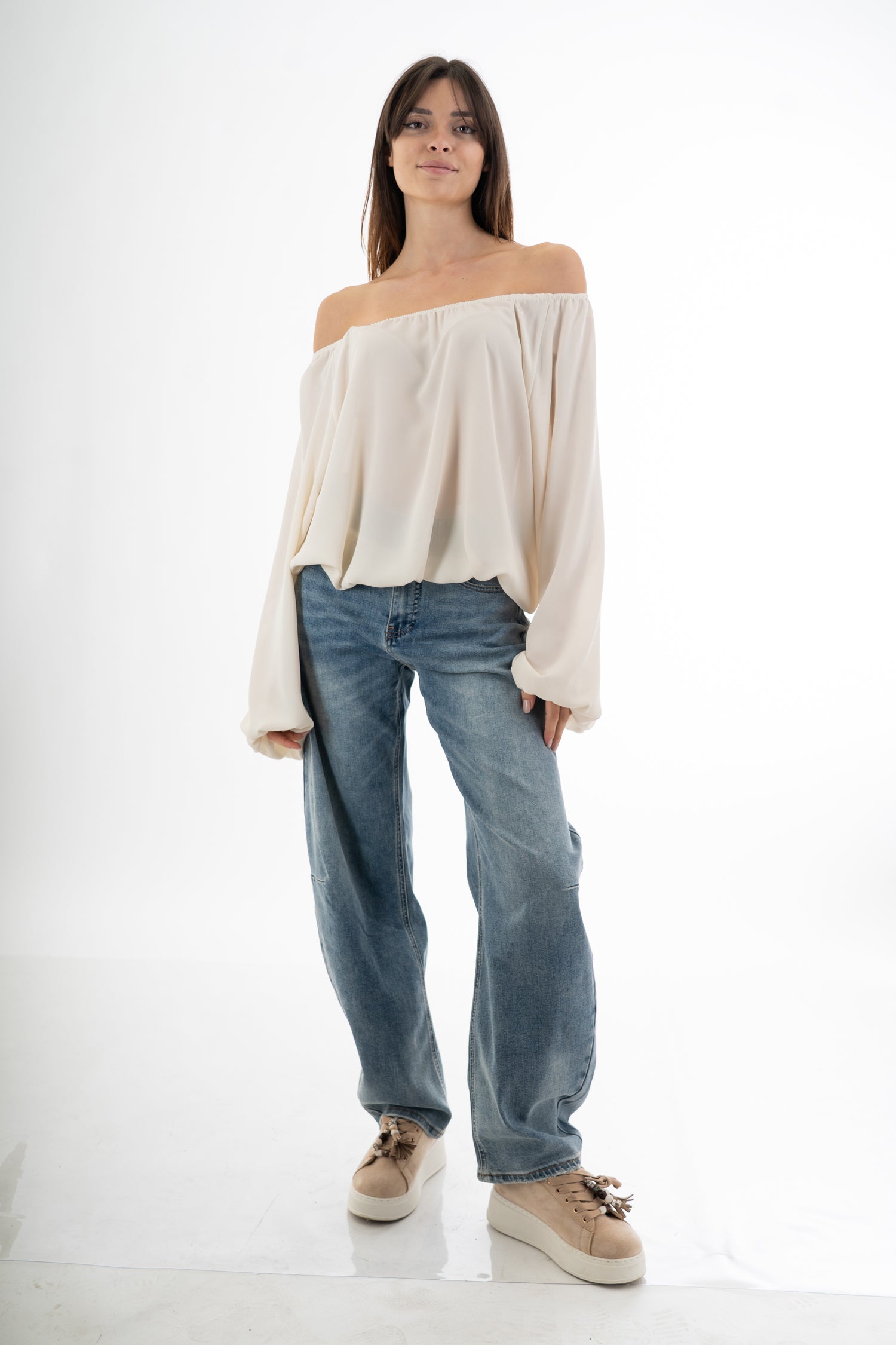 modella indossando Blusa in georgette velata con scollo elasticizzato e manica ampia sblusata colore
