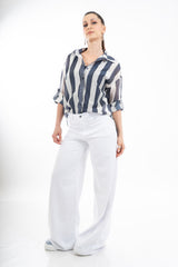 modella indossando Camicia a righe in tencel leggera con nodo frontale e manica risvoltata colore
