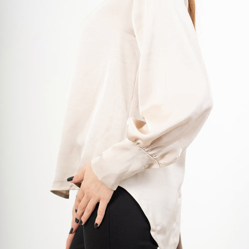 modella indossando Blusa over in raso cangiante con maniche palloncino colore Fango Unica