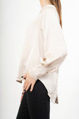 modella indossando Blusa over in raso cangiante con maniche palloncino colore Fango Unica