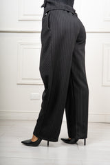 modella indossando Pantalone Elodie a palazzo con vita incrociata colore