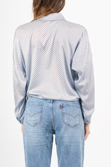 modella indossando Camicia in raso a pois con colletto classico e scollo a V colore