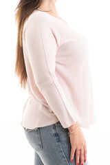 modella indossando Maglia over scollo V in misto viscosa con bordo pulito colore