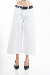 modella indossando Pantagonna bianco midi ampia in cotone elasticizzato con cintura inclusa colore