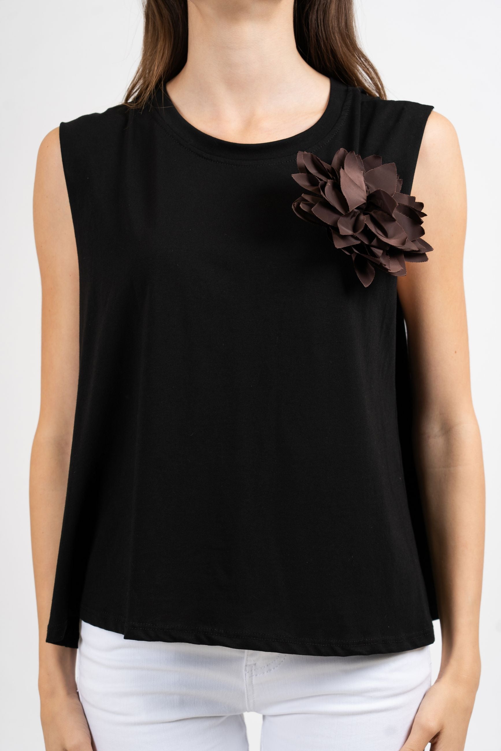 T-shirt smanicata con fiore applicato e schiena cut-out.
