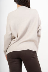 modella indossando Maglia over corta in filato caldo con maniche a costine e collo alto colore