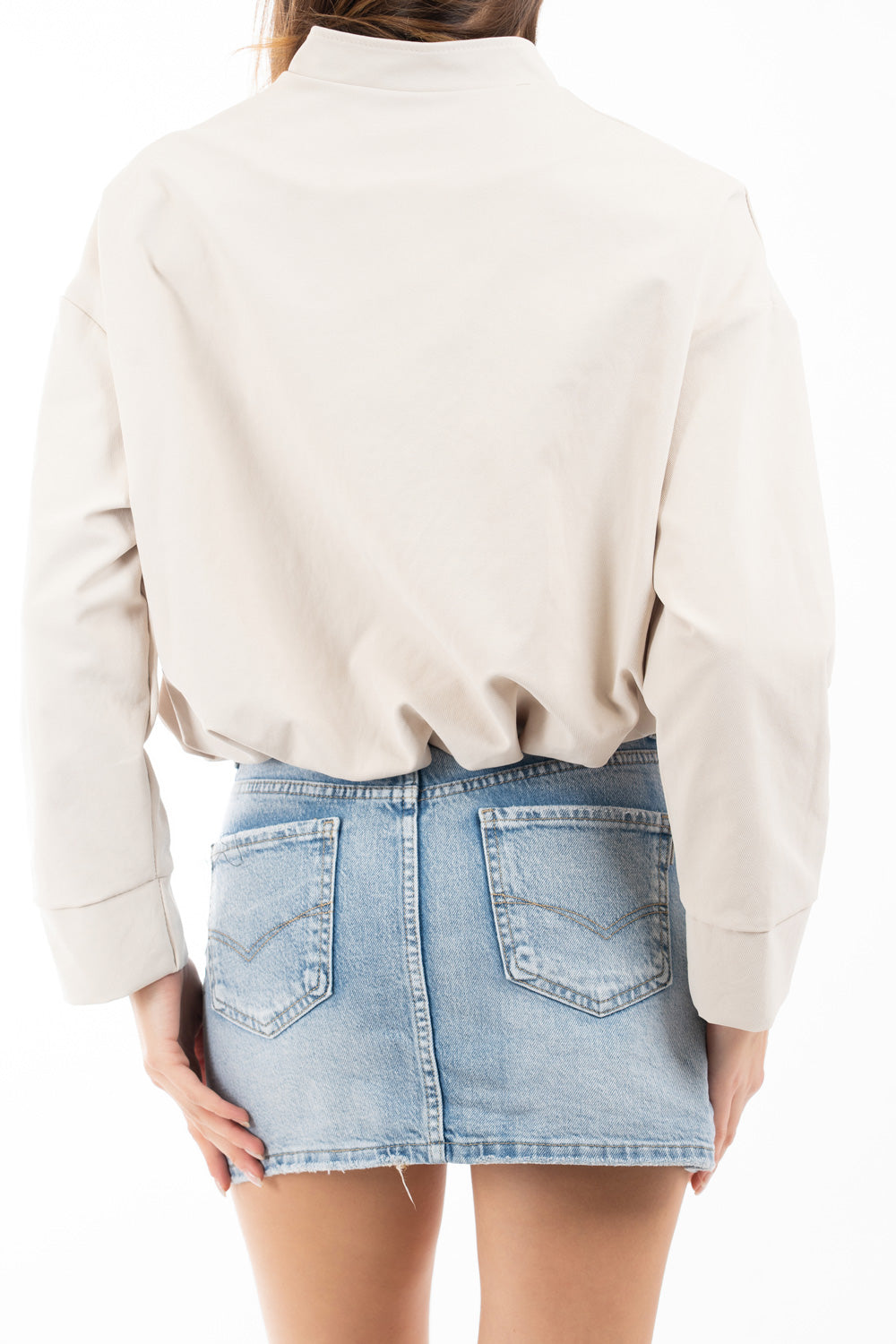 modella indossando Giacca bomber corta con zip metallica e fondo elastico colore