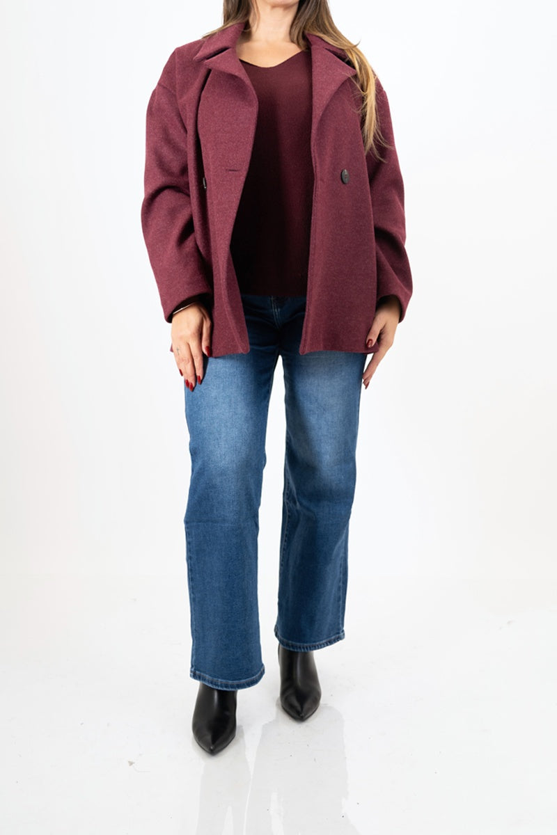 modella indossando Cappotto corto doppiopetto in panno morbido colore