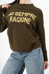 modella indossando Maglione girocollo con scritta “Ho sempre ragione” in misto lana Made in Italy colore