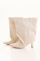 Tronchetto beige in ecocamoscio con gambale morbido ampio e tacco a clessidra 6 cm