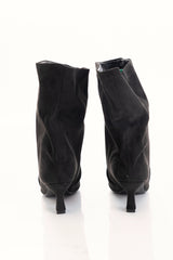 Tronchetto nero in ecocamoscio con gambale morbido ampio e tacco a clessidra 6 cm