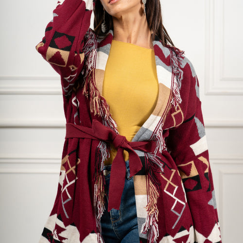 modella indossando Cardigan Nomade Azteco colore BORDEAUX Unica