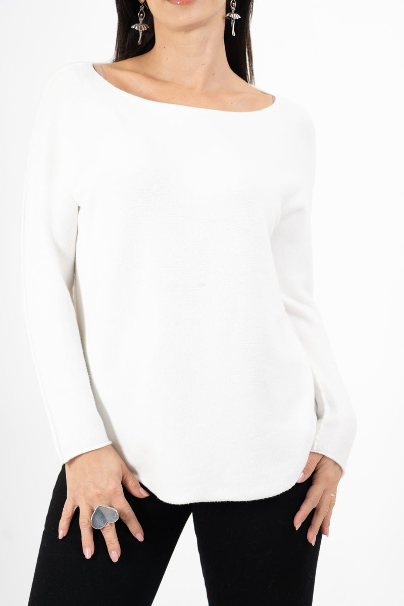 modella indossando Maglia over collo a barchetta con orlo stondato in viscosa colore PANNA Unica