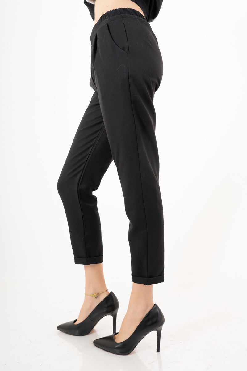 modella indossando Pantalone in poliviscosa con elastico in vita e gamba dritta – Nero colore