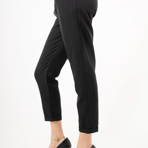 modella indossando Pantalone in poliviscosa con elastico in vita e gamba dritta – Nero colore