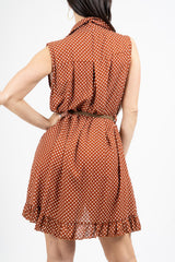 Abito midi smanicato in viscosa pois con collo camicia, balza e cintura.