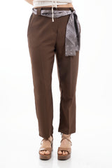 modella indossando Pantalone cropped in tela fluida marrone con cintura foulard colore Marrone