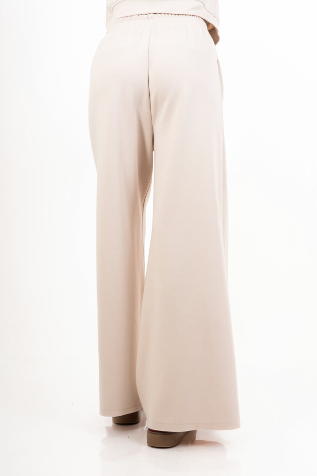 modella indossando Pantalone palazzo felpa con elastico colore