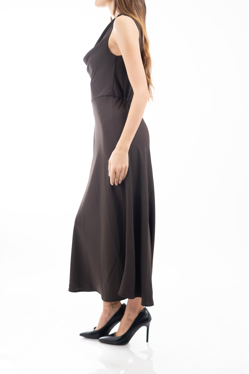 modella indossando Abito lungo smanicato con scollo drappeggiato e taglio in vita Marrone colore