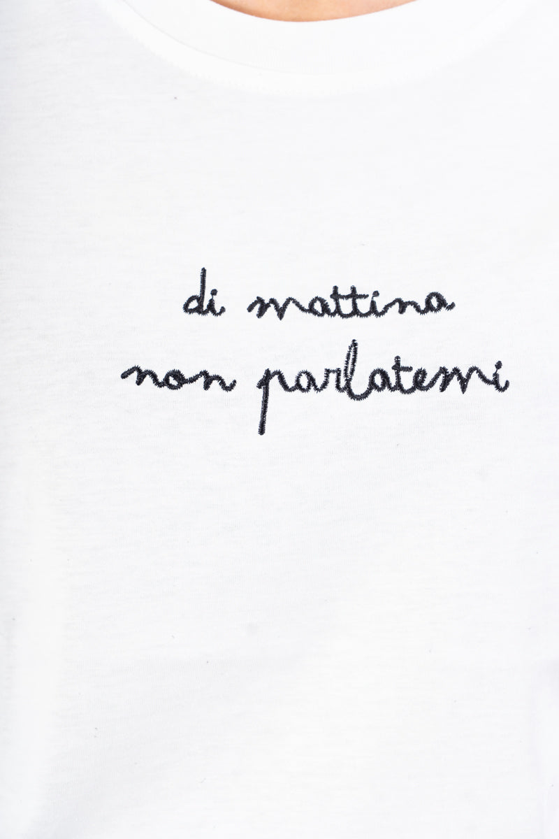 T-shirt in cotone con ricamo “di mattina non parlatemi”