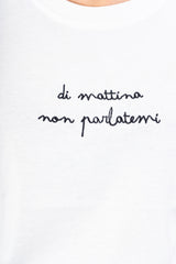 T-shirt in cotone con ricamo “di mattina non parlatemi”