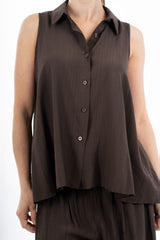 modella indossando Camicia smanicata svasata in viscosa EasyWave no stiro con bottoni colore Marrone Unica
