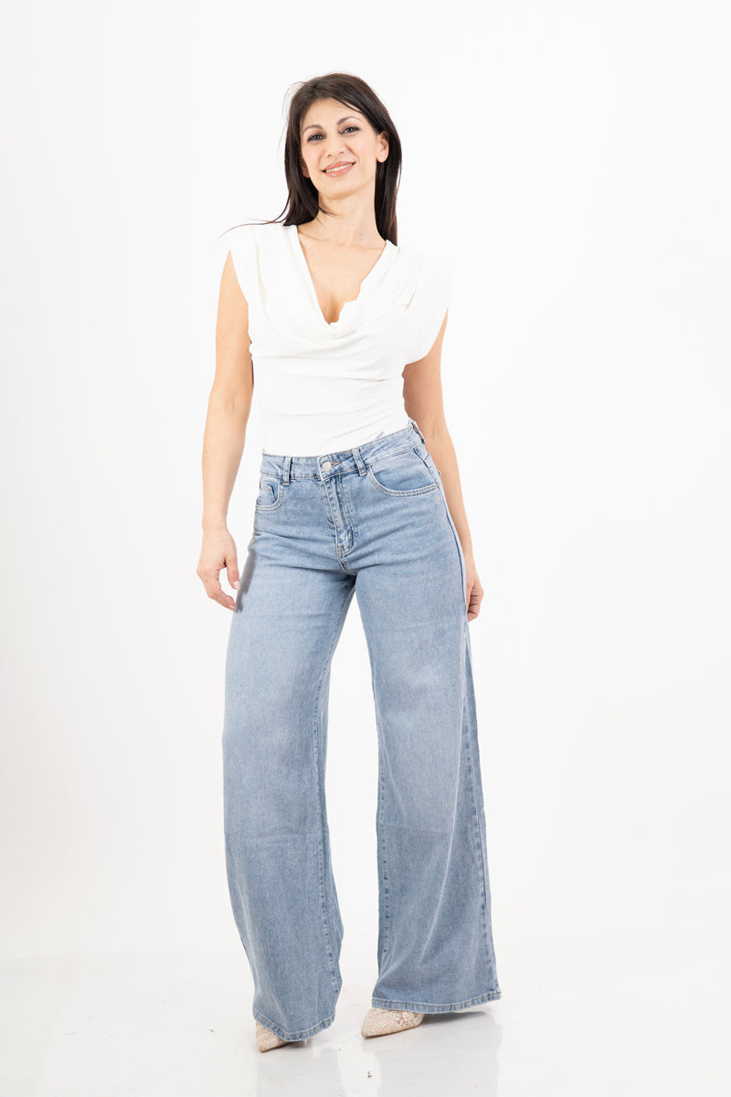 modella indossando Jeans straight morbido in denim elasticizzato colore