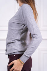 modella indossando Cardigan Elowen scollo V colore