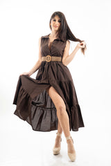 modella indossando Abito camicia lungo smanicato in cotone con balze e cintura intrecciata colore