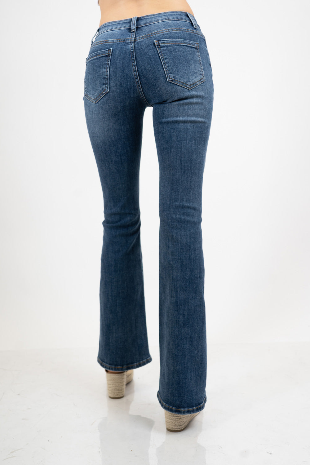 Jeans flare aderente in denim elasticizzato con fondo a zampa.