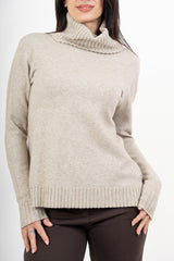 modella indossando Maglione over con collo alto in filato morbido e caldo colore Beige Unica