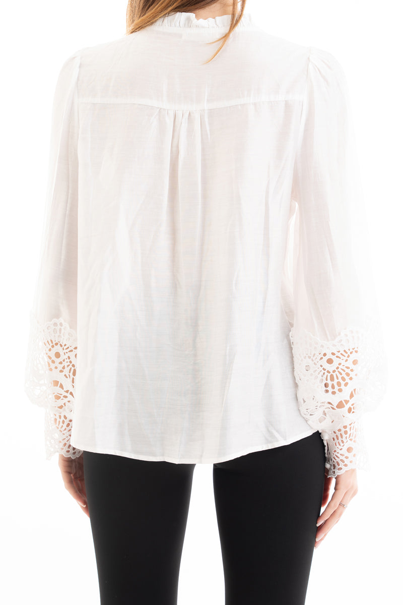 modella indossando Camicia ampia in viscosa con rouche al collo e macramé traforato colore