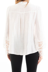 modella indossando Camicia ampia in viscosa con rouche al collo e macramé traforato colore