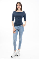modella indossando Maglia scollo barca in viscosa e seta manica 3/4 Made in Italy colore